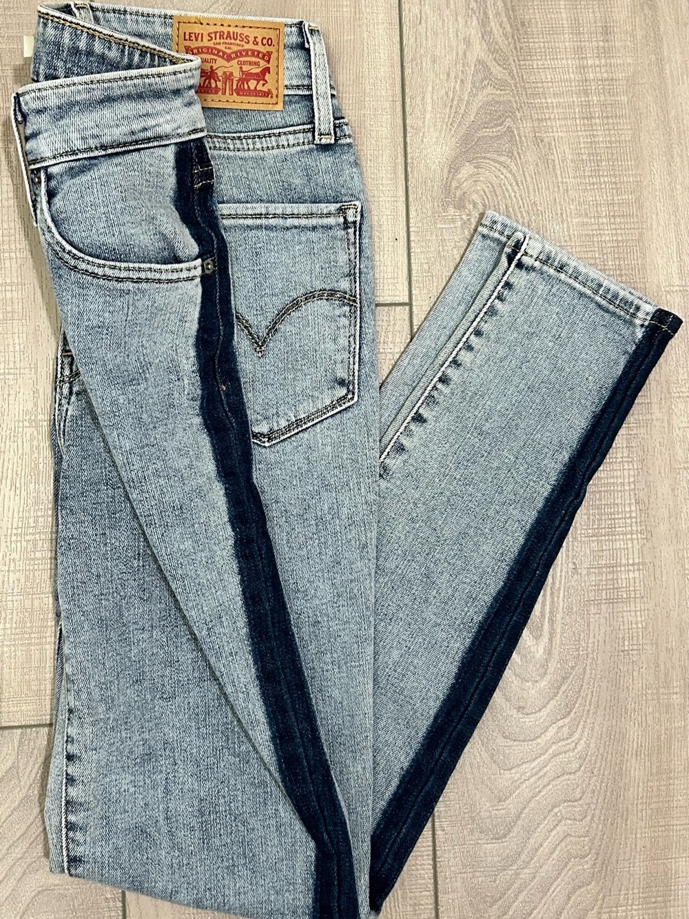 Levi's 721 High Rise Skinny Light Wash Jeans Navy Stripe on Leg Women’s 24 NEW